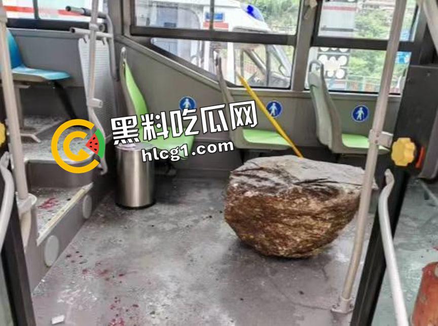 怒江车牌山体坠石砸中公交车 女子当场毙亡 现场视频流出-1