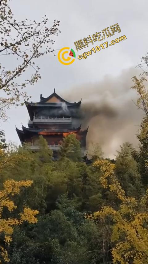 张家港凤凰山火焰翻腾：古寺在烈火中化为飞灰，黑烟滚滚，古建焦黑，无情怒火吞噬文化遗珍，可怕景象令人心碎-5