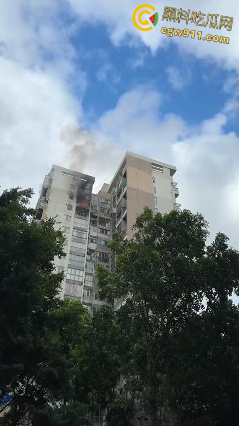 深圳观湖招商观园高楼着火，火势从十六楼窗户喷涌，消防员救出被困小伙，整栋楼被烧的面目全非！-2