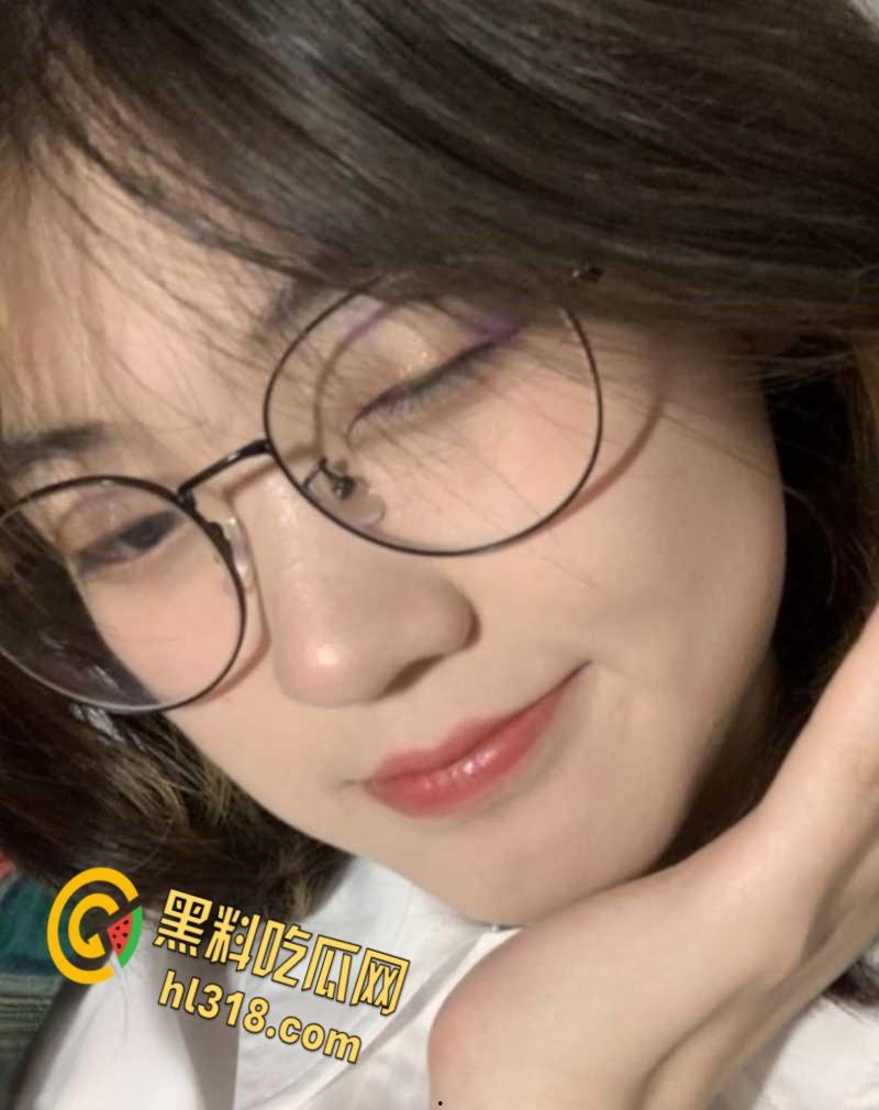 高颜值大四学姐不为人知的一面,在楼梯口玩露出口交,樱桃小嘴不断吞吐,还一边说喜欢吃爸爸的肉棒 !-1