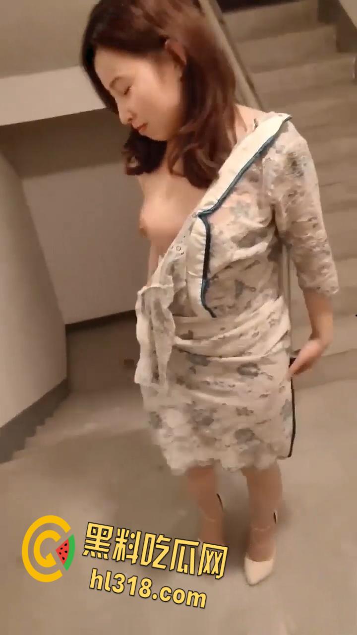 高颜值大四学姐不为人知的一面,在楼梯口玩露出口交,樱桃小嘴不断吞吐,还一边说喜欢吃爸爸的肉棒 !-5