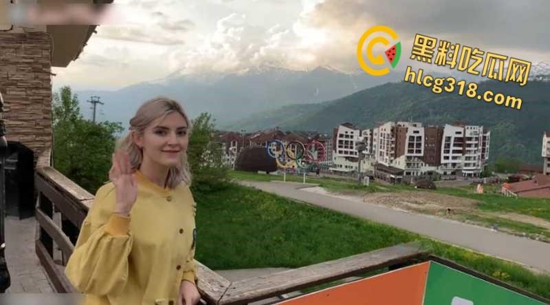 俄罗斯高颜值嫩模【Eva Elfie】，缆车上寂寞发骚，小手捧着肉棒用舌头深情的舔着，谁不想要个这样的女友 ！-1