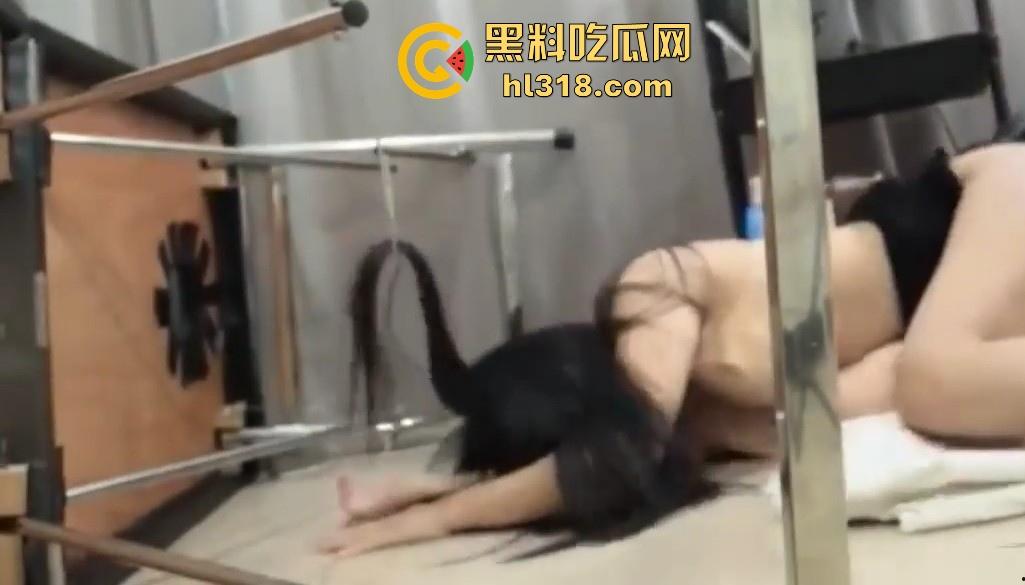 敏感少女逼上纹莲花，色都还没上呢淫水就直流了，避免你后续再喷影响操作，纹身师直接用鸡吧先堵住先！-11