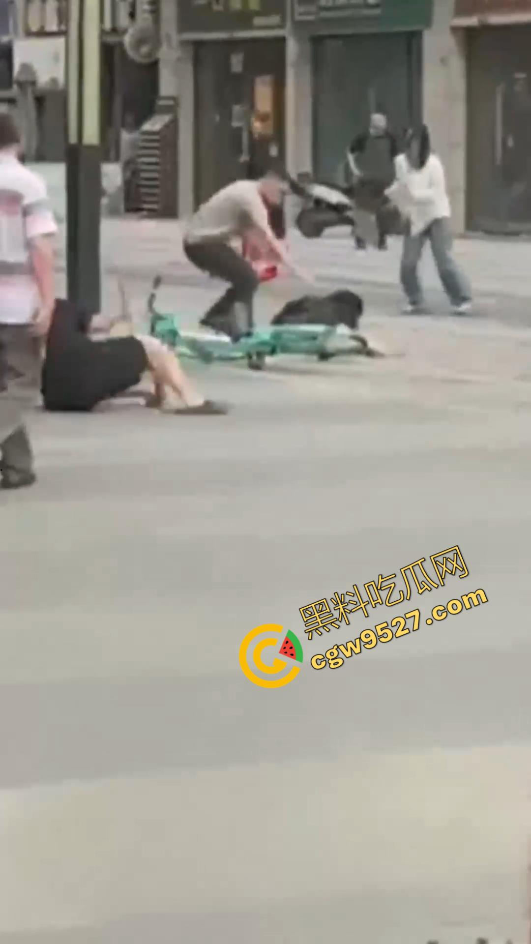 成都大街上杀妻现场曝光！男子怒捅妻子数刀直至死亡，杀疯了欲对旁边路人下手，现场血淋淋一片恐怖至极-2