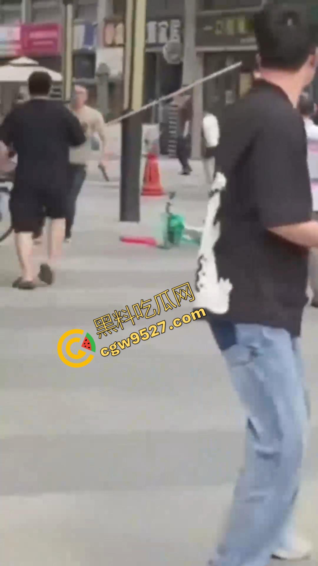 成都大街上杀妻现场曝光！男子怒捅妻子数刀直至死亡，杀疯了欲对旁边路人下手，现场血淋淋一片恐怖至极-4