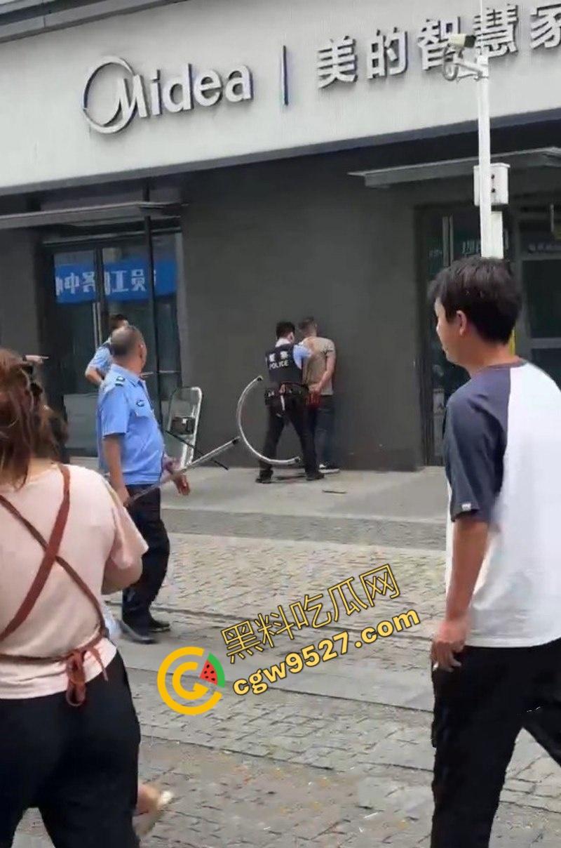 成都大街上杀妻现场曝光！男子怒捅妻子数刀直至死亡，杀疯了欲对旁边路人下手，现场血淋淋一片恐怖至极-9