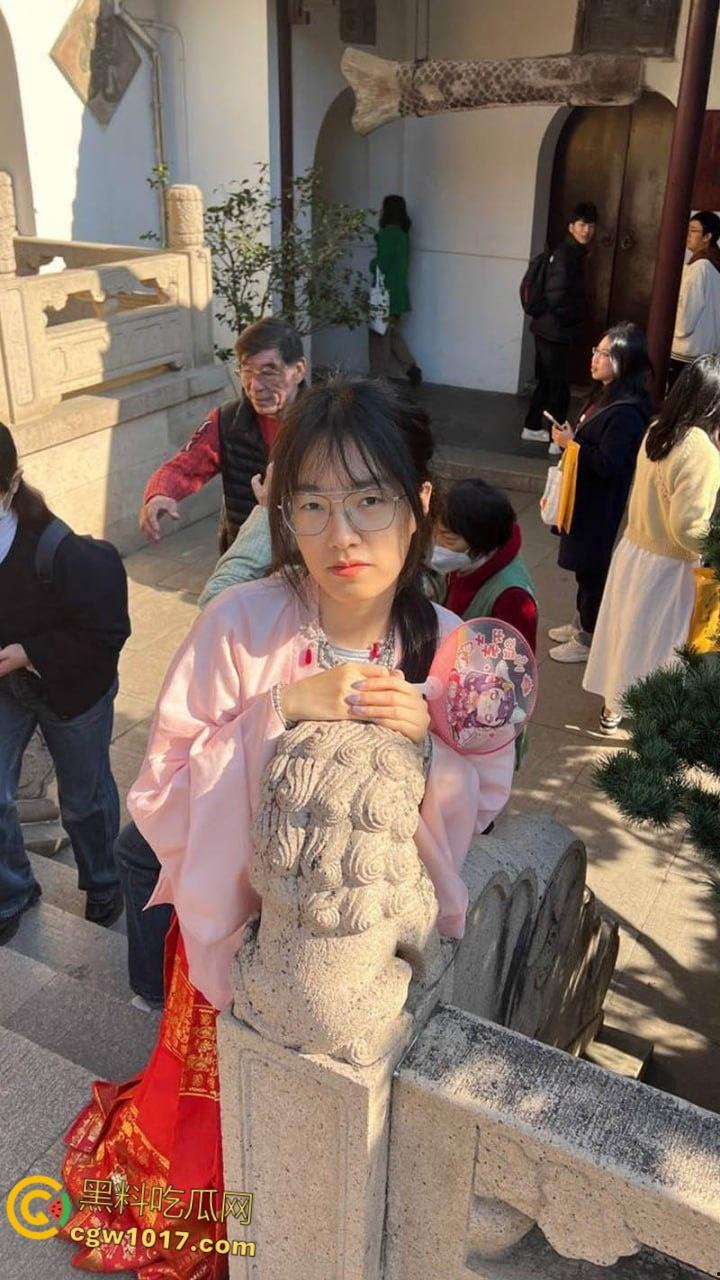 天津骚货眼镜妹【李彤彤】,约炮体育生视频流出,含屌玩手机还不够,边干边用跳蛋狂震嫩穴,简直骚到骨子里!-3