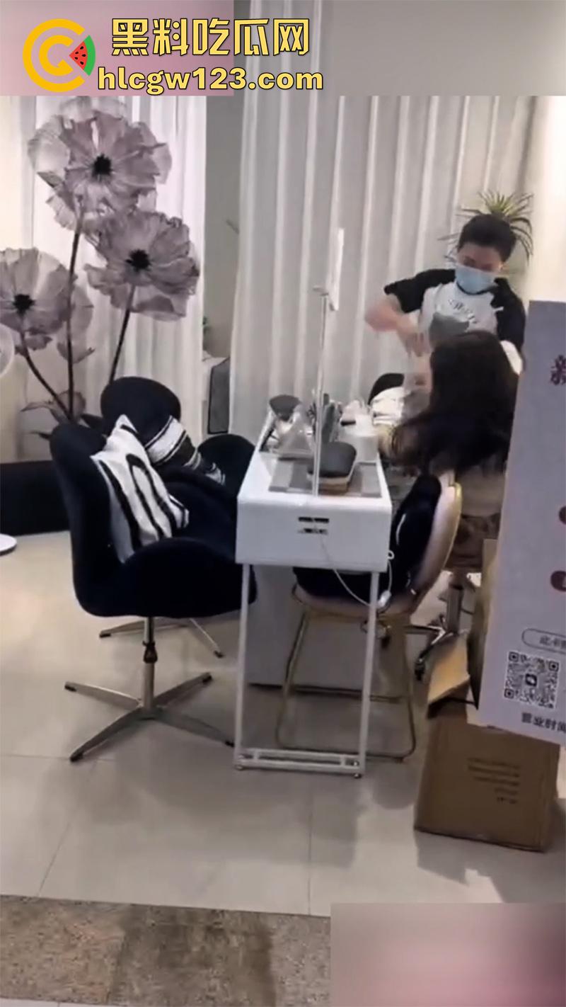 低胸妆小三在美甲店，被情夫正室手撕暴揍，这小三骚得像夜店头牌，吊带当场被扯烂太刺激了！-2
