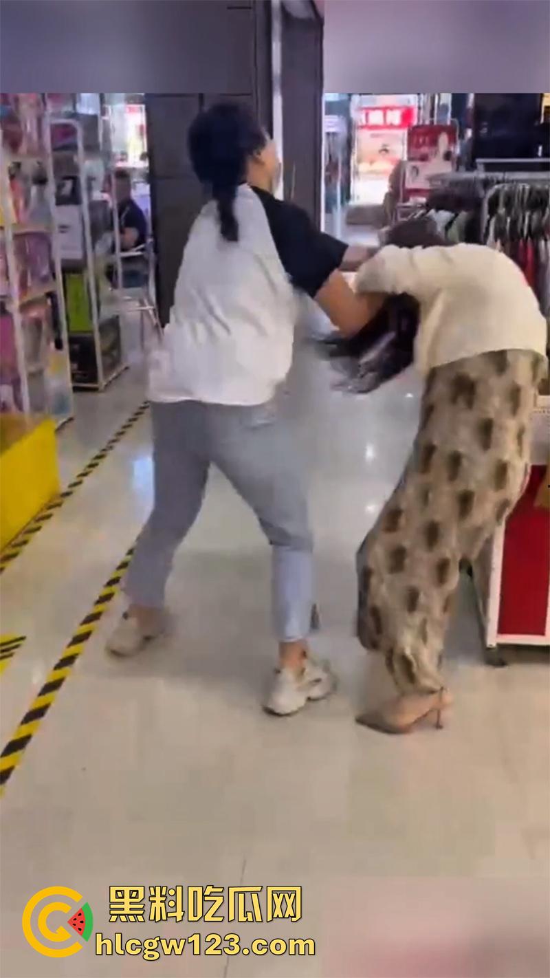 低胸妆小三在美甲店，被情夫正室手撕暴揍，这小三骚得像夜店头牌，吊带当场被扯烂太刺激了！-4