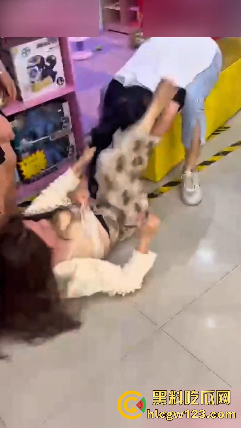 低胸妆小三在美甲店，被情夫正室手撕暴揍，这小三骚得像夜店头牌，吊带当场被扯烂太刺激了！-8