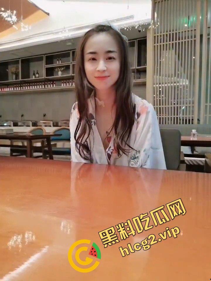 酒店大堂惊现舔脚狂魔！大堂小姐姐目瞪口呆不敢相信！-5