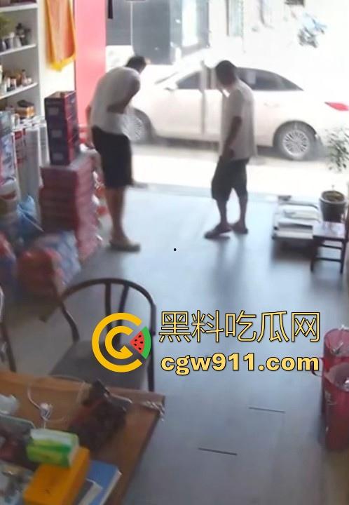 装修材料店铺老板和店员玩刺激偷情，大白天竟在店里玩后入，顾客推门慌忙中断拔屌！-3