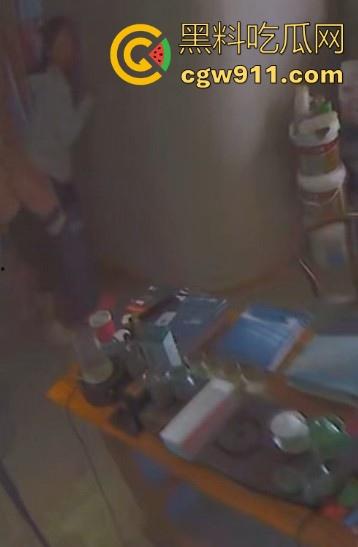 装修材料店铺老板和店员玩刺激偷情，大白天竟在店里玩后入，顾客推门慌忙中断拔屌！-9