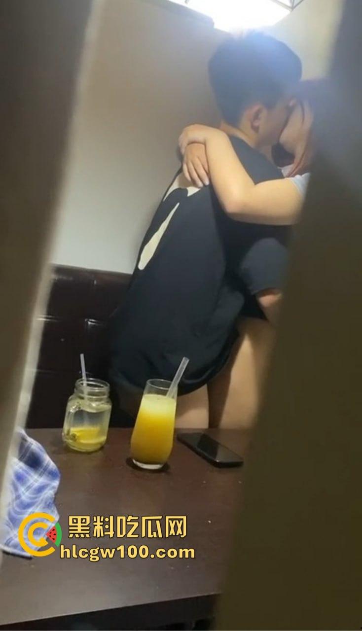 奶茶店上演学生激情啪啪直播大曝光，四川雅安白丝JK校服高中妹忘拉窗帘，被全程偷拍娇喘声浪到奶茶洒一桌！-6