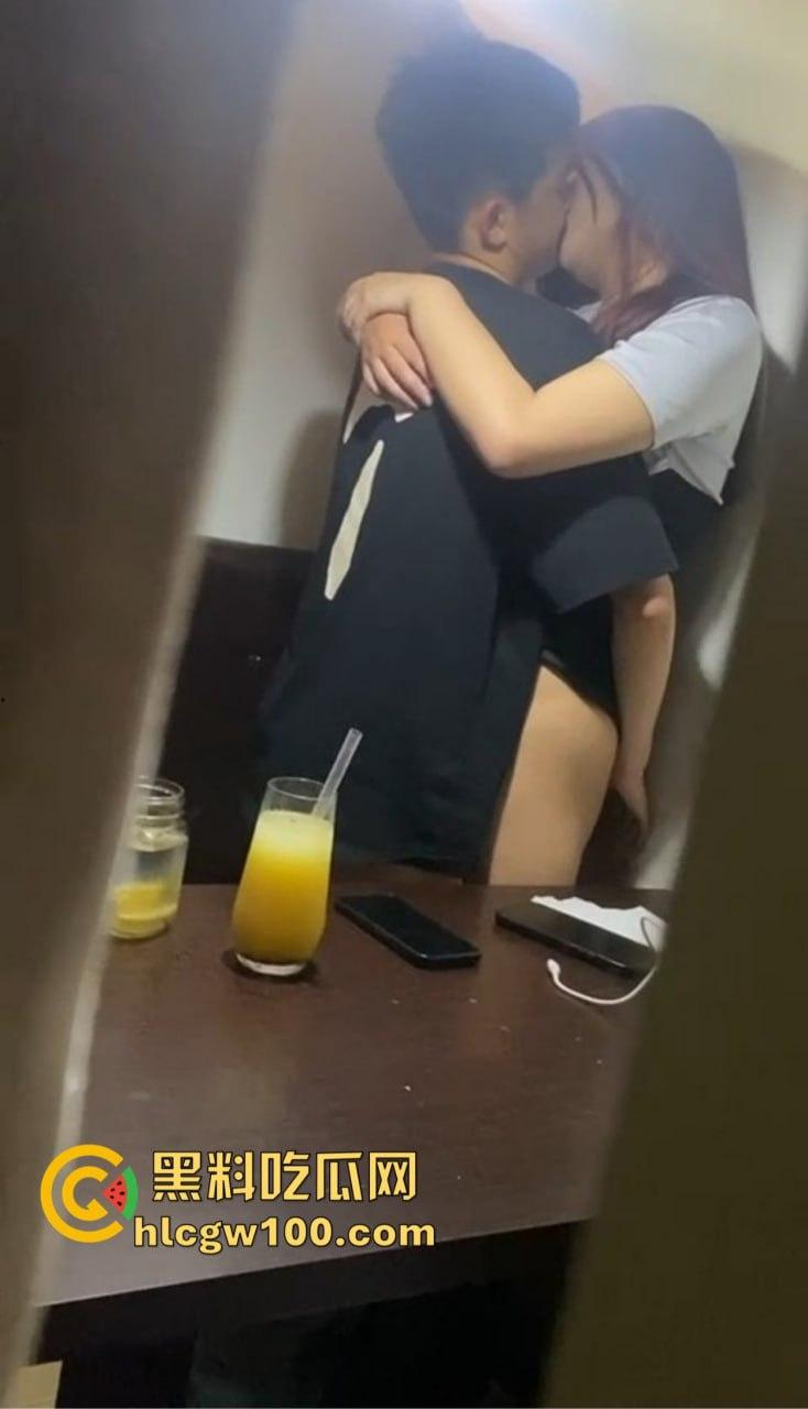 奶茶店上演学生激情啪啪直播大曝光，四川雅安白丝JK校服高中妹忘拉窗帘，被全程偷拍娇喘声浪到奶茶洒一桌！-8