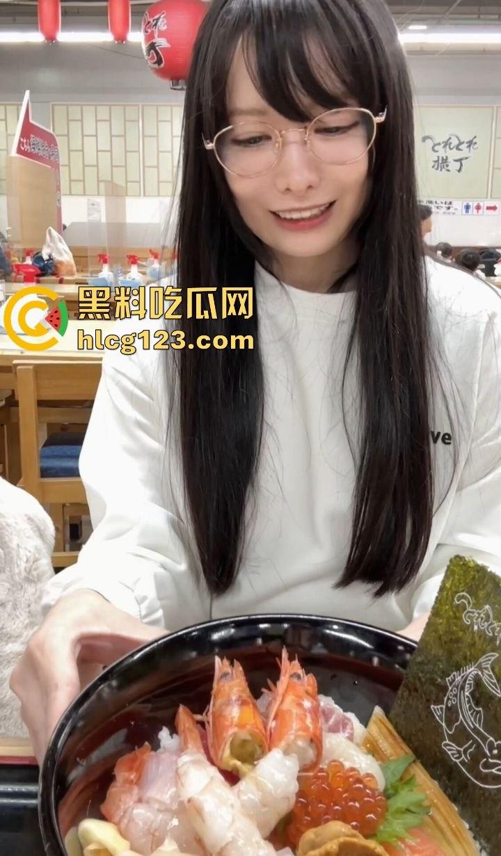 极品日本妹子白天看熊猫，晚上寂寞拿19CM狼牙棒狂放松！塞进小穴痛苦面具都出来了！-1