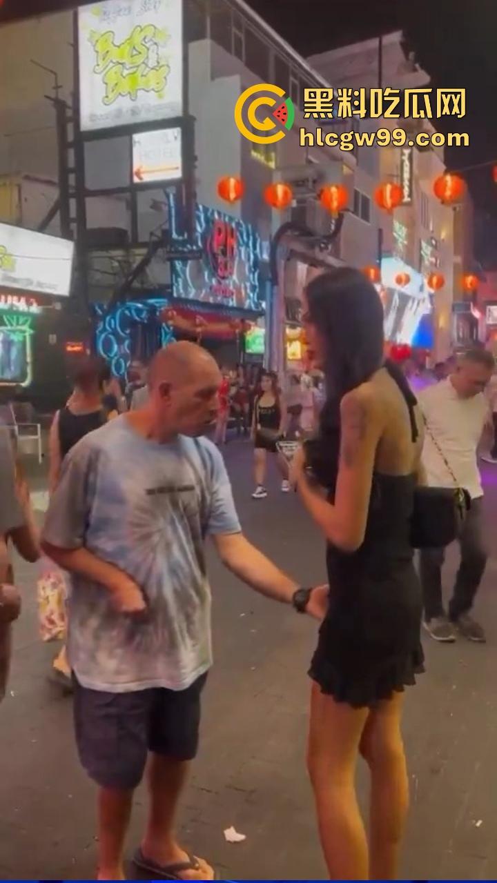 泰国红灯区的美女都快饿死了？少了国人宠爱，只能天天吃洋屌，一点中餐吃不到，摸下面看GG还是MM直接验货！-10