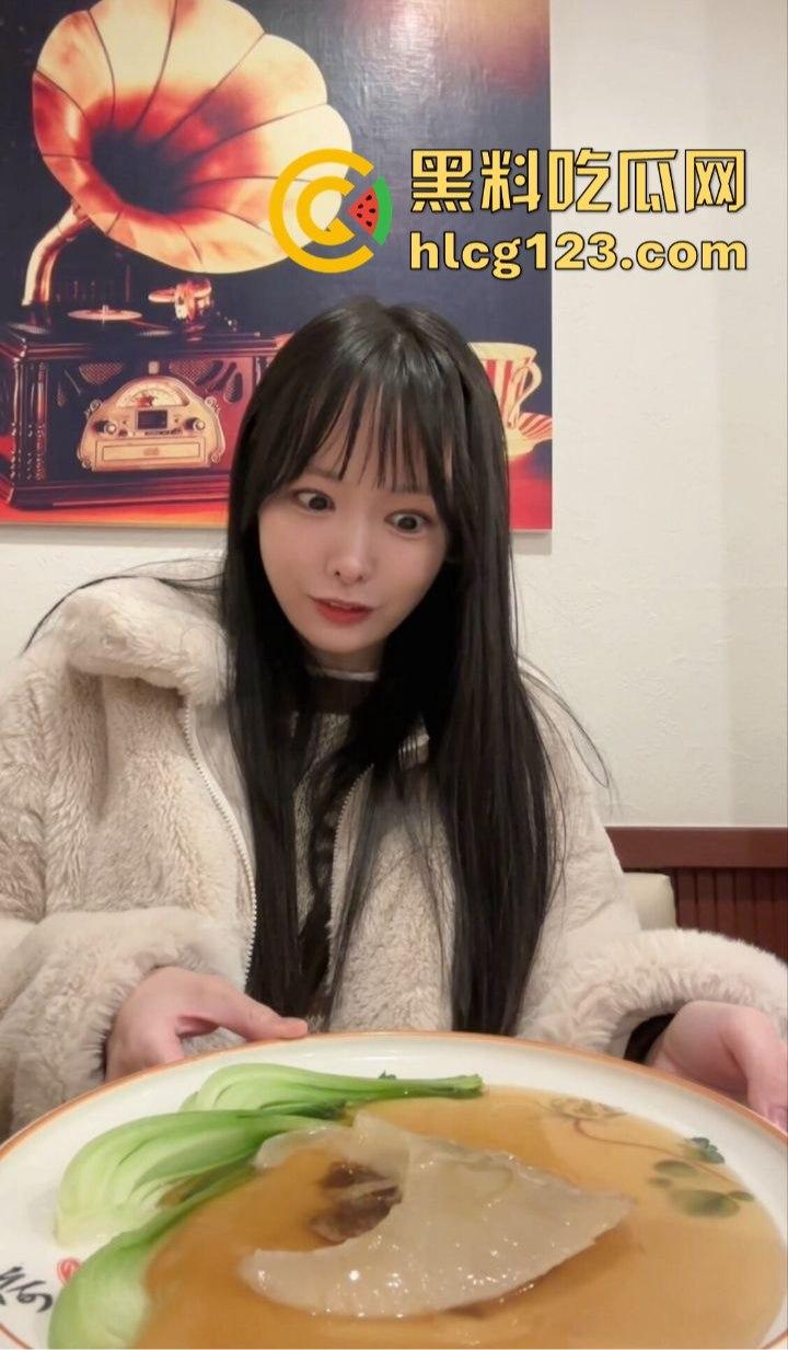 极品日本妹子白天看熊猫，晚上寂寞拿19CM狼牙棒狂放松！塞进小穴痛苦面具都出来了！-10