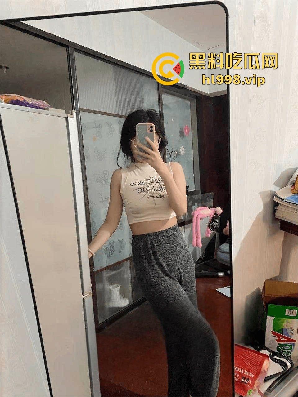 重庆邮电大学大二嫩妹【何馨玥】背着男友裸聊约炮！厕所马桶上玩假鸡巴玩得嗨到飞起！-3