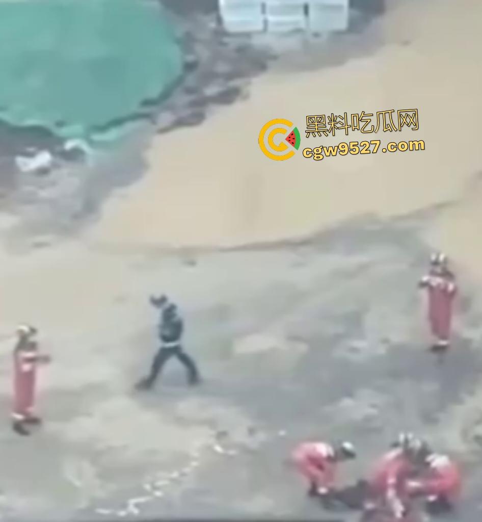 成都成华区塔吊坍塌，塔吊头扭曲，直接把人压在半空中，这塔吊都能倒塌，谁还敢住这房子？-5