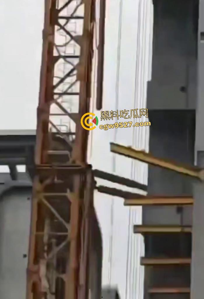 成都成华区塔吊坍塌，塔吊头扭曲，直接把人压在半空中，这塔吊都能倒塌，谁还敢住这房子？-7