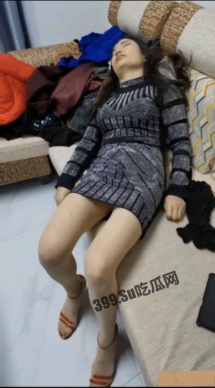 迷奸流出 广州禽兽儿子趁着爸爸外出下药迷玩后妈淋尿 高跟插逼 精液羞辱-1