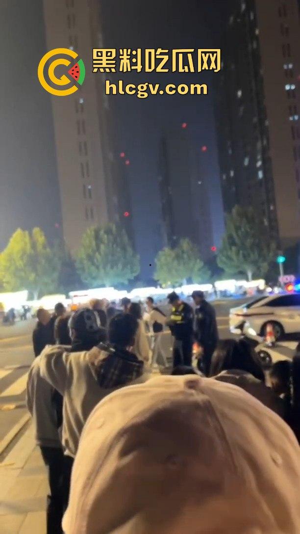 南京纯爱战士破防崩溃！女友当街绿他还装绿茶跑路，吃瓜群众围观纯爱破裂全程记录！-5