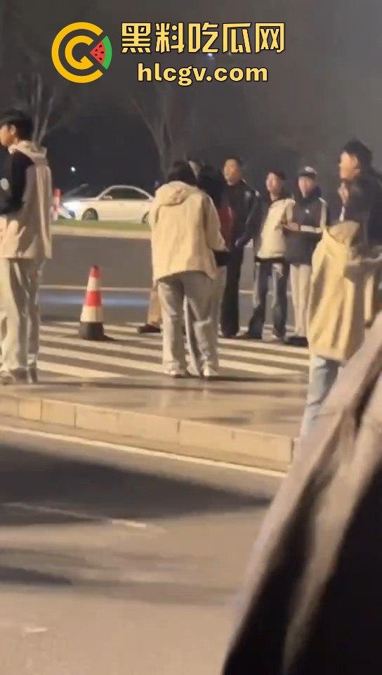 南京纯爱战士破防崩溃！女友当街绿他还装绿茶跑路，吃瓜群众围观纯爱破裂全程记录！-9