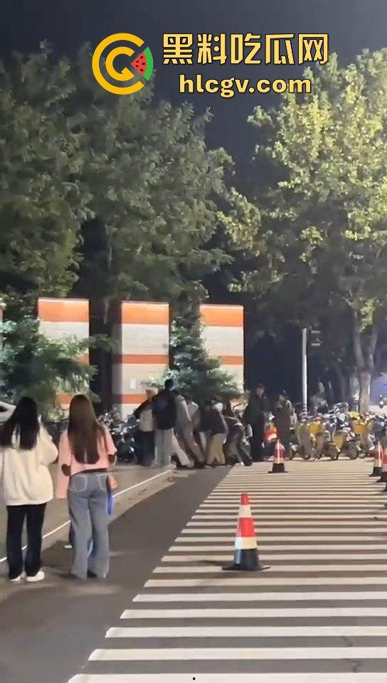 南京纯爱战士破防崩溃！女友当街绿他还装绿茶跑路，吃瓜群众围观纯爱破裂全程记录！-12