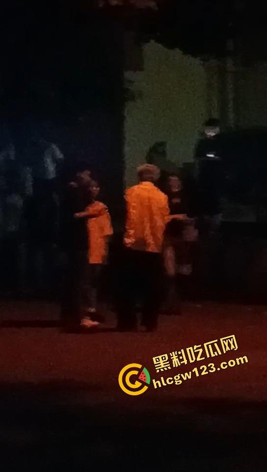 舔狗现世报，重庆小伙女友宿舍楼下偶遇女友出轨惨被当面打脸，感情不是你冲上去就能抢回来的！-9