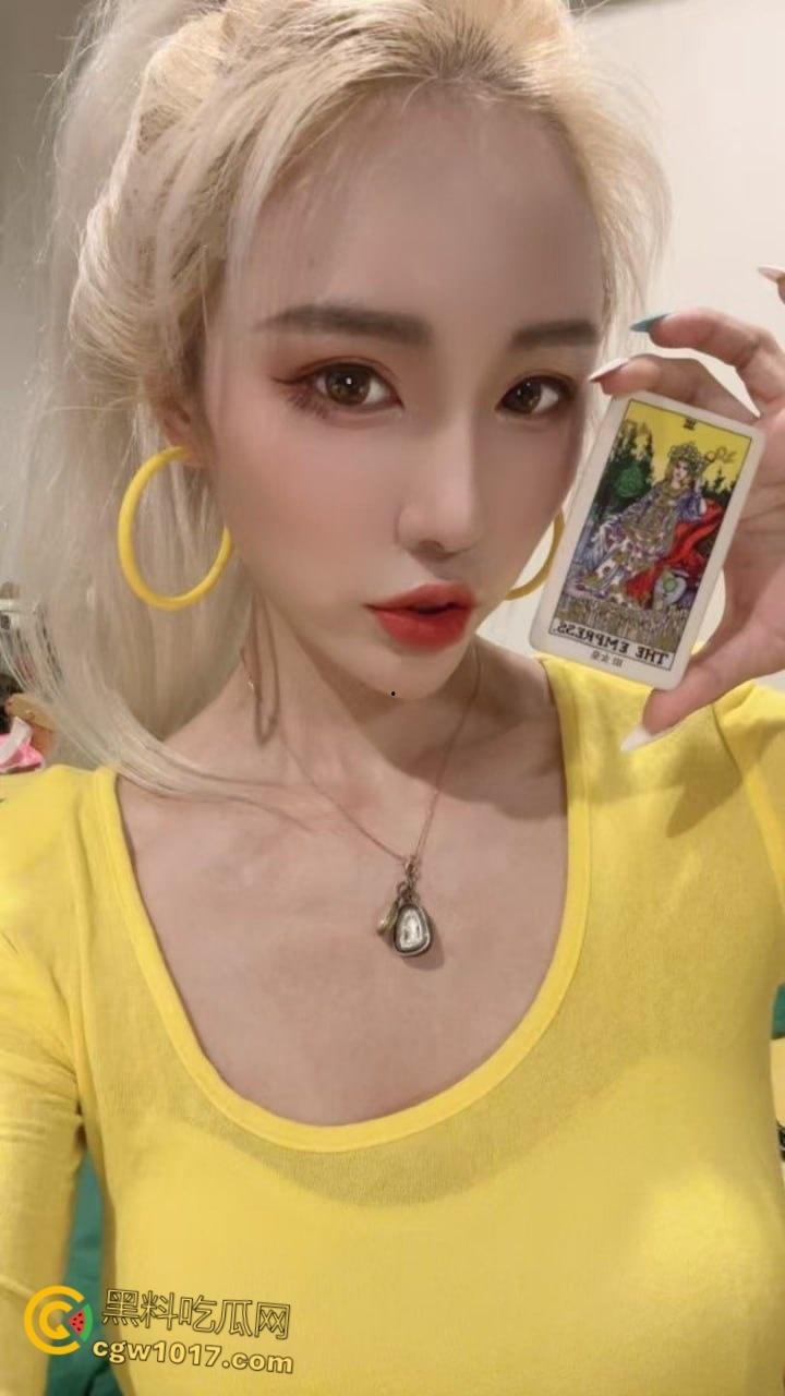 抖音网红主播【梦楠】,曾龙珠直播的人气主播,私密1对1视频泄露,化身撩人尤物全裸自慰,诱惑力爆表!-3