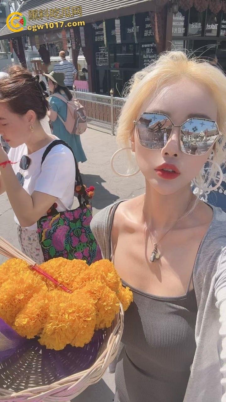 抖音网红主播【梦楠】,曾龙珠直播的人气主播,私密1对1视频泄露,化身撩人尤物全裸自慰,诱惑力爆表!-4