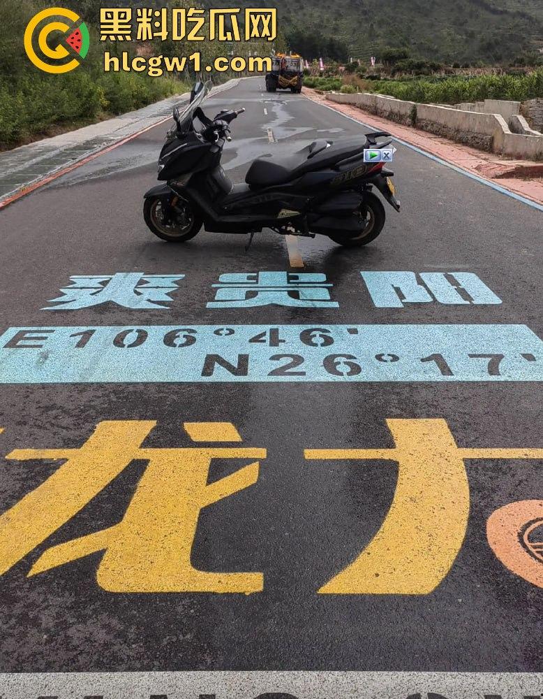 贵阳市骑龙村炸街摩托被村民用大粪封路!网红公路摩托压弯烧胎秀太吵,村民怒出奇招制止!-1