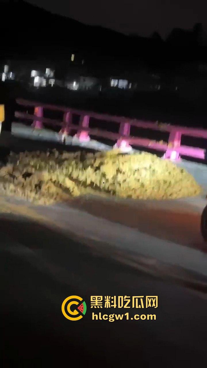 贵阳市骑龙村炸街摩托被村民用大粪封路!网红公路摩托压弯烧胎秀太吵,村民怒出奇招制止!-4