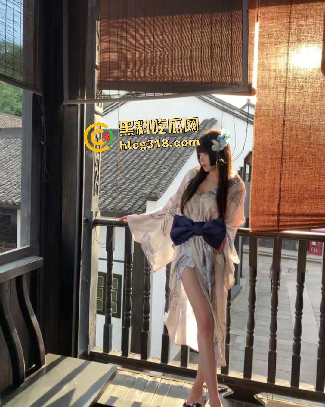 抖音【天才蕉蕉子】拍摄片场遭好大哥掌掴臀部红肿,还被强按头吞茎,这要是被粉丝知道不得心疼死?-3