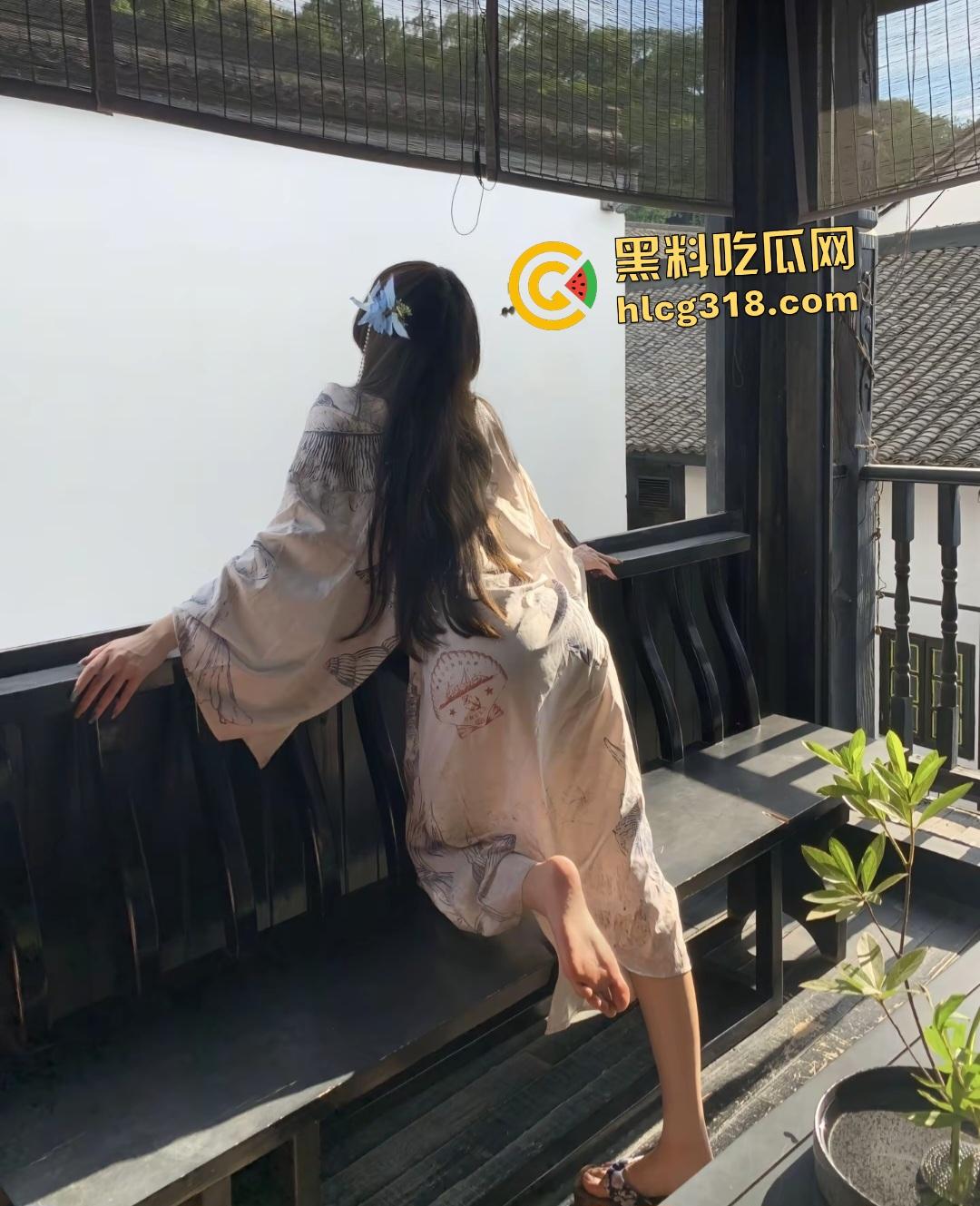 抖音【天才蕉蕉子】拍摄片场遭好大哥掌掴臀部红肿,还被强按头吞茎,这要是被粉丝知道不得心疼死?-4