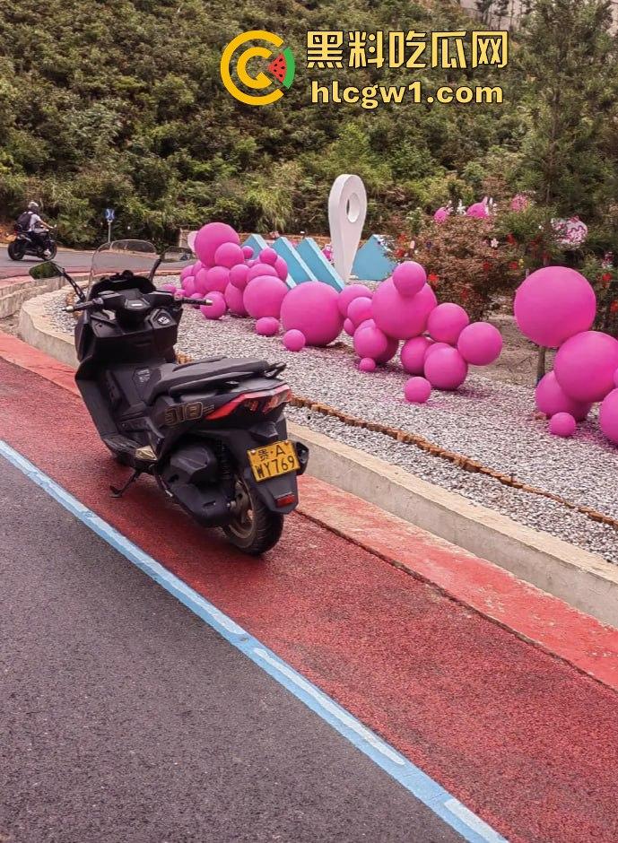 贵阳市骑龙村炸街摩托被村民用大粪封路!网红公路摩托压弯烧胎秀太吵,村民怒出奇招制止!-8