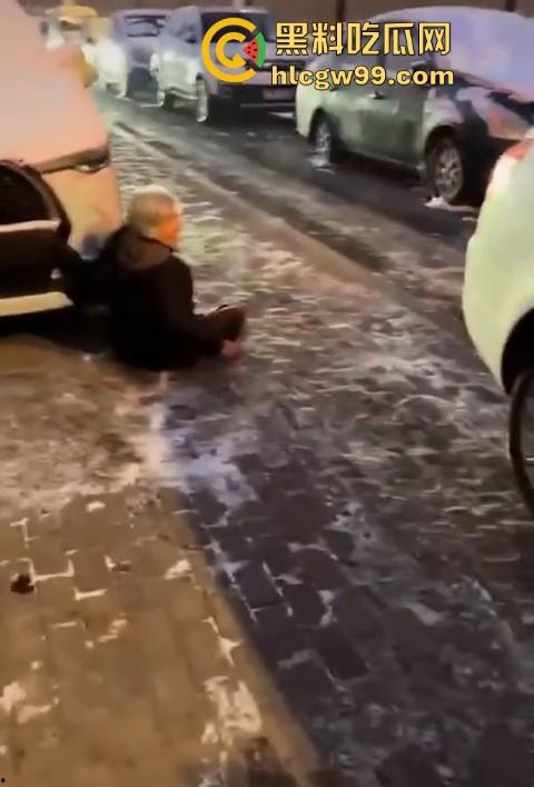 老奶奶摔倒无人敢扶，黑龙江街头上演最扎心一幕，路人害怕惹麻烦直接拒绝让我过个好年！-4