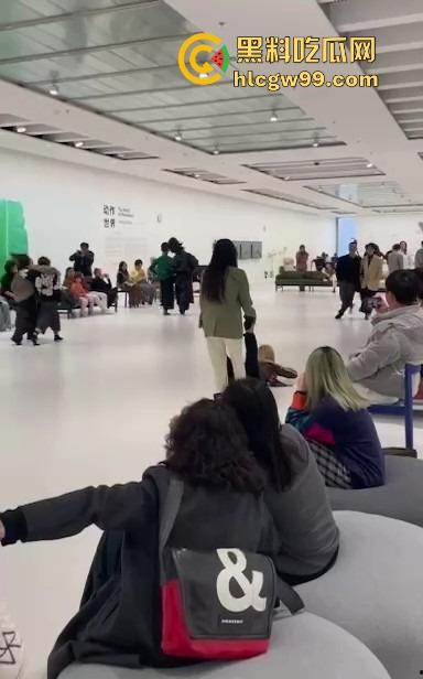 上海浦东美术馆魔幻抽象表演展现高深的艺术概念,演员集体精神错乱?这不就是社畜上班状态的真人展示!-1