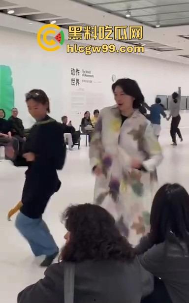 上海浦东美术馆魔幻抽象表演展现高深的艺术概念,演员集体精神错乱?这不就是社畜上班状态的真人展示!-9