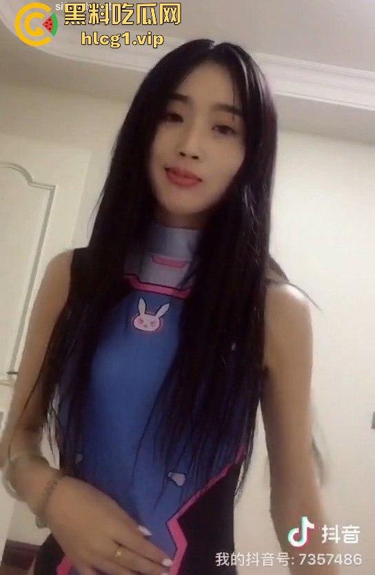 抖音博主私拍视频外泄!约榜一大哥玩耍,脱了裤子瞬间变成母狗,爬地舔金主的脚!-2