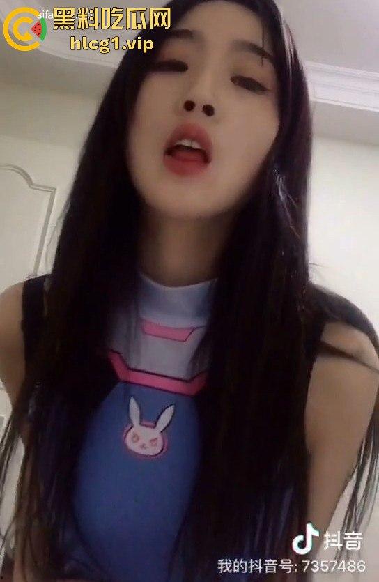 抖音博主私拍视频外泄!约榜一大哥玩耍,脱了裤子瞬间变成母狗,爬地舔金主的脚!-3