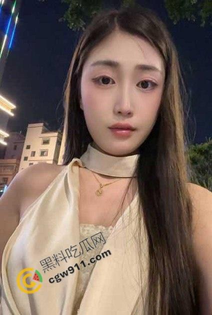 叔嫂乱伦!偷情不锁门叫床被表妹发现,对镜跪舔,后入内射,精液喂进嘴里,淫荡乱伦激情无限-1