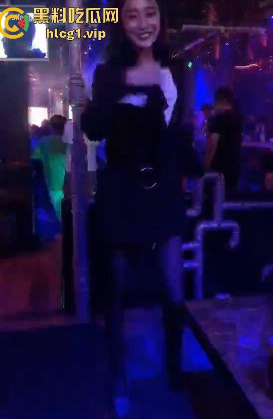 抖音博主私拍视频外泄!约榜一大哥玩耍,脱了裤子瞬间变成母狗,爬地舔金主的脚!-10