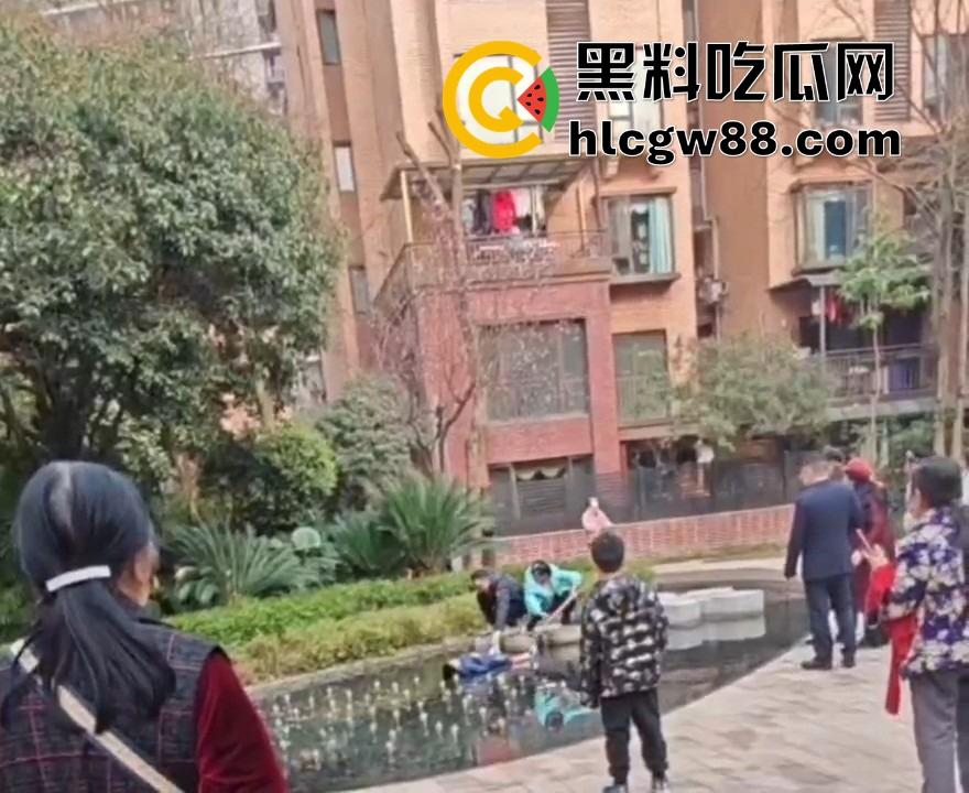 重庆渝北龙湖U城喷泉池变电击池,小孩戏水遭遇十万伏特狂电,现场惨叫连连,一死一伤家属哭晕!-4