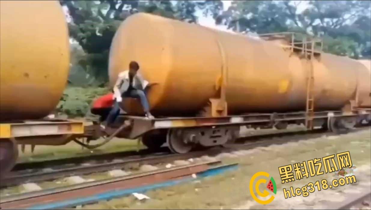 印度阿三搭顺风车,跳车时失误滑下轨道,同伴都没发现,回头身体已是两段 !-1