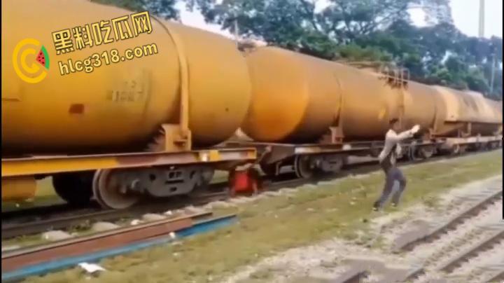 印度阿三搭顺风车,跳车时失误滑下轨道,同伴都没发现,回头身体已是两段 !-4
