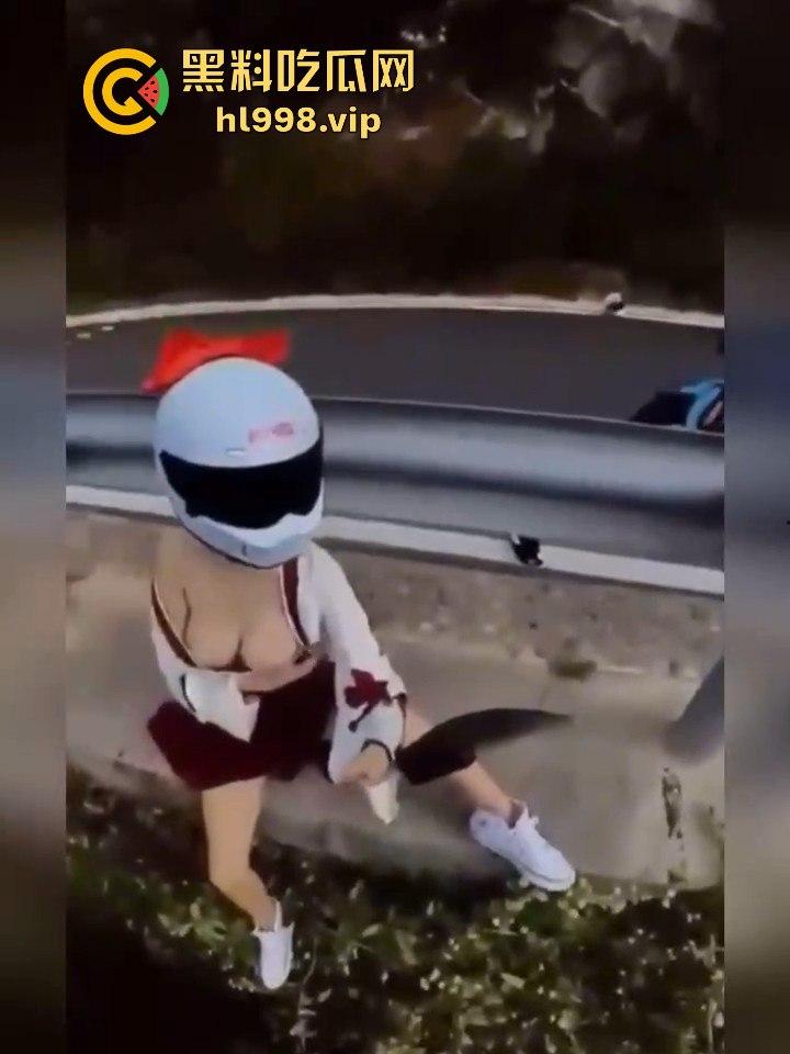 女骑手摔倒险坠山崖，居然还摆拍摸奶子！流量至上，简直让人无语！-2
