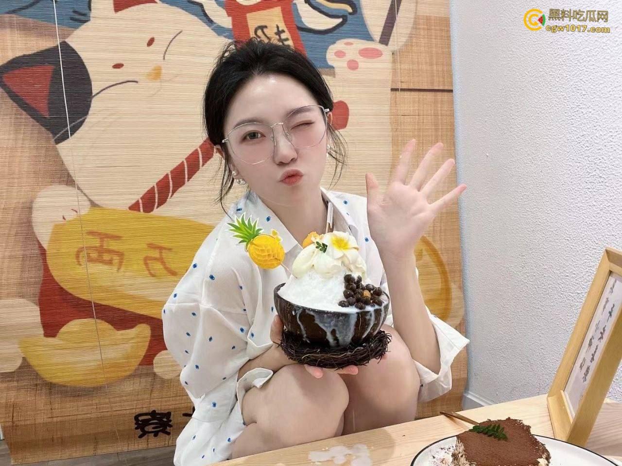 高颜值白嫩御姐，私下里和炮友约炮，穿开裆黑丝对镜后入抽插，跪在洗手间深喉口交，骑乘蠕动做爱吮吸手指 ！-2