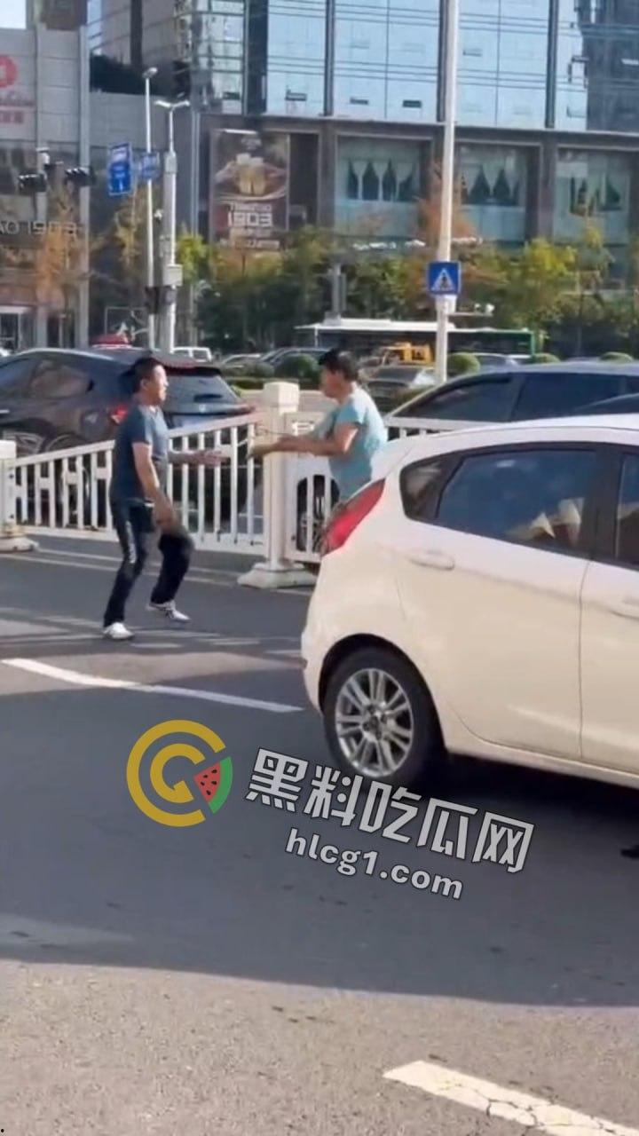 山东青岛马路中央惊现“真人快打”！50岁大爷一拳KO40岁小伙成拳皇-2
